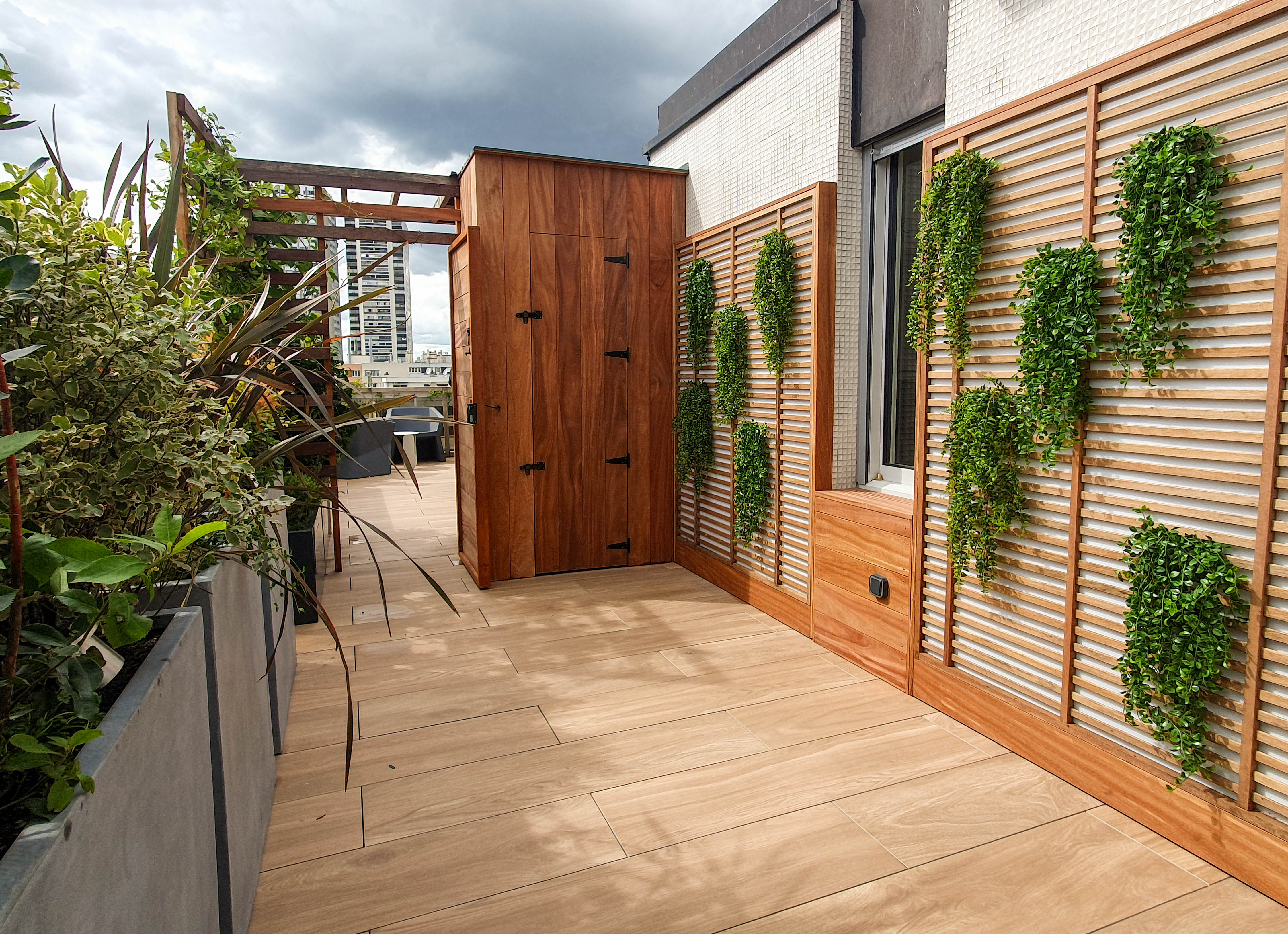 Cabane, palissades murales et arche en bois exotique à Paris 15ème